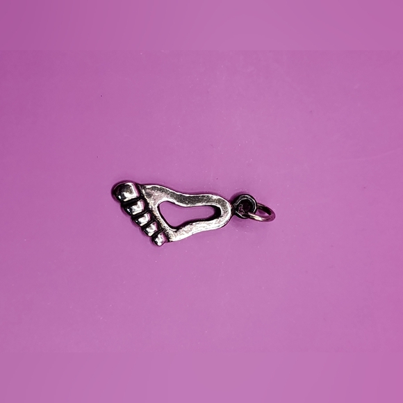 Vintage charm for charm bracelet. Foot/Footprint. Sterling Silver. - Picture 2 of 4